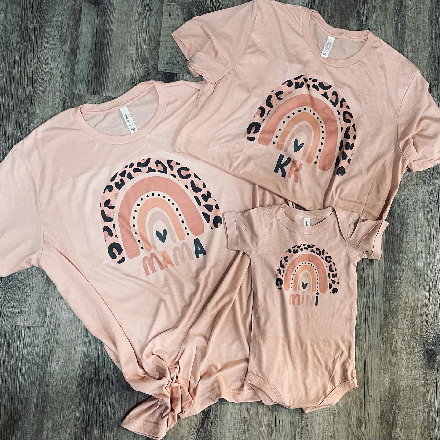MAMA MINI CHEETAH RAINBOW MAMA SHIRT
